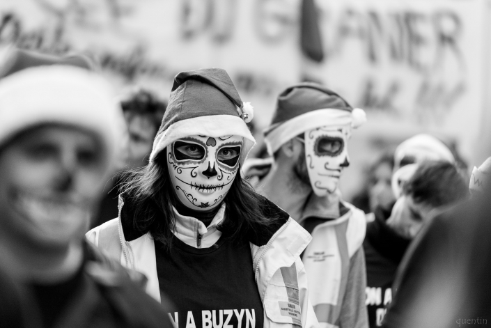 manifestant.es masqué.es/maquillé.es