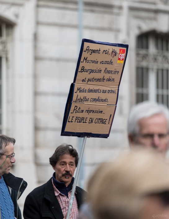 manifestant avec un pancarte contre la réforme