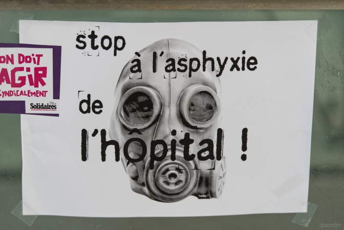 pancarte "asphyxie de l'hosto"