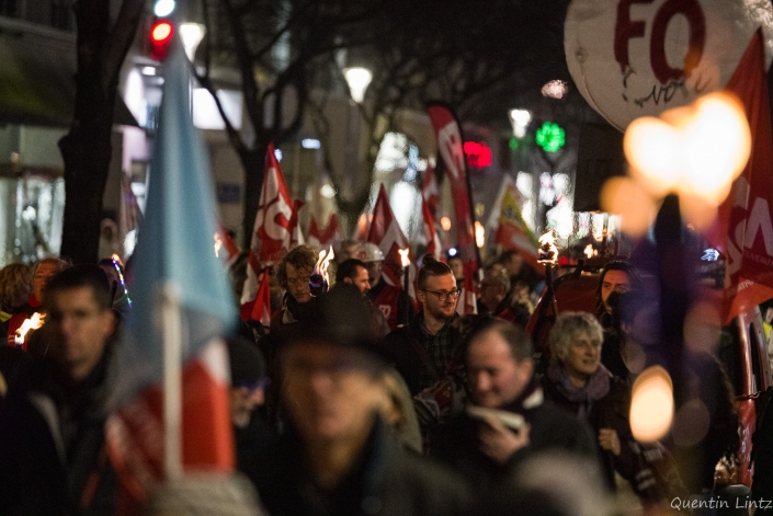 manifestation marchant dans une rue de Chambéry