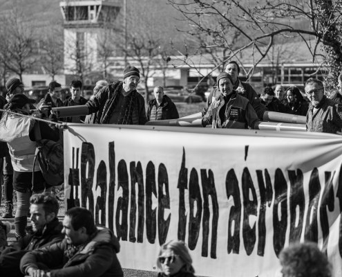 banderole "#balance ton aeroport" devant l'aéroport de chambery