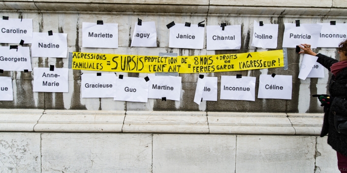 liste des féminicide et banderole accrochée au palais de justice de chambery