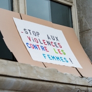 pancarte "stop aux violences contre les femmes"