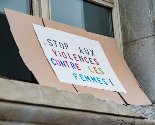 pancarte "stop aux violences contre les femmes"
