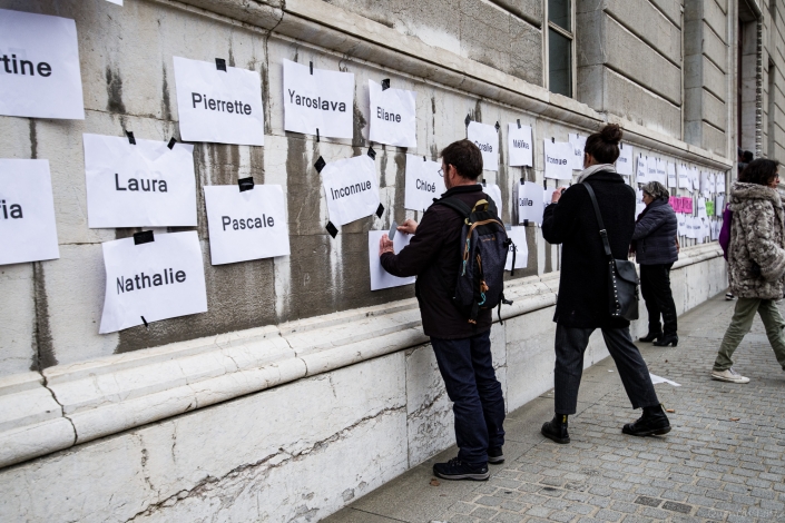 les manifestant.es accrochent la liste des féminicides sur le palais de justice de chambery