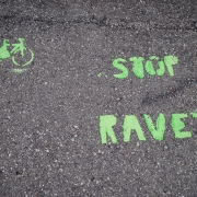 inscription au sol "stop parking ravet"