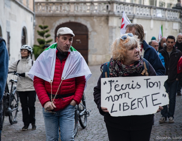 deux manifestant.es en dessous du chateau de Chambéry