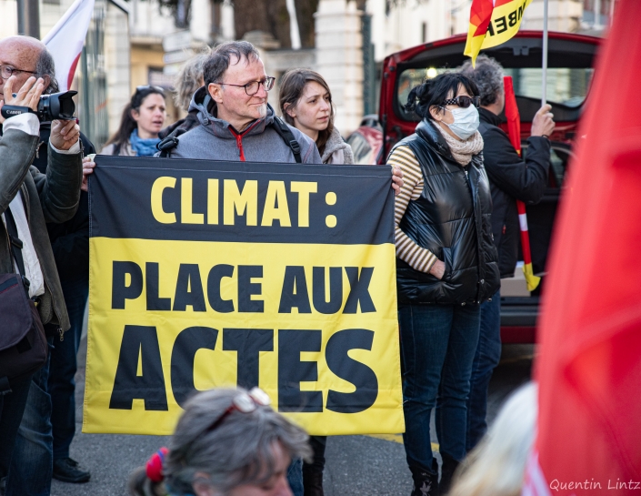 pancarte "climat place aux actes"