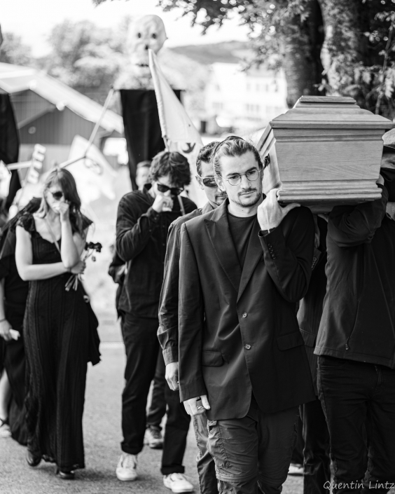cercueil en procession 6