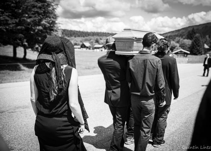 cercueil en procession 3
