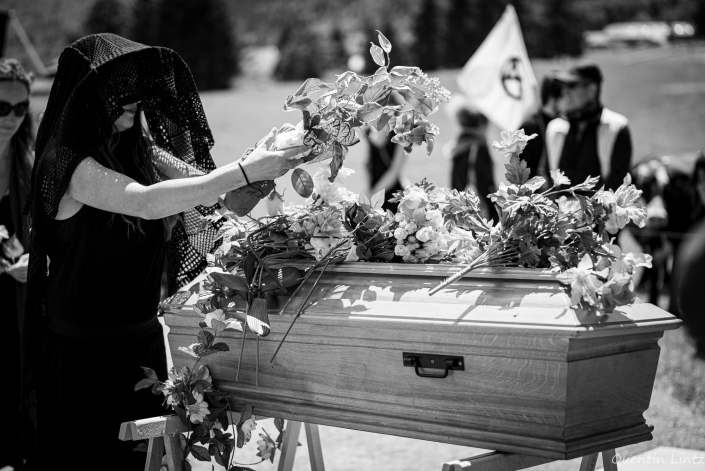 depose de fleurs sur cercueil 2