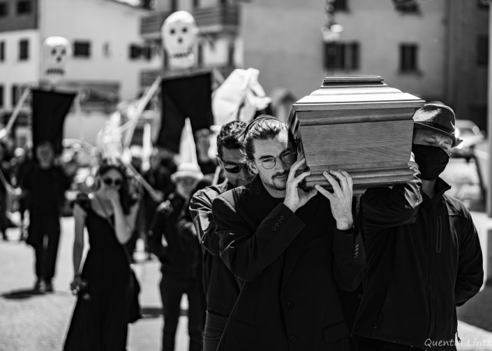 cercueil en procession 8