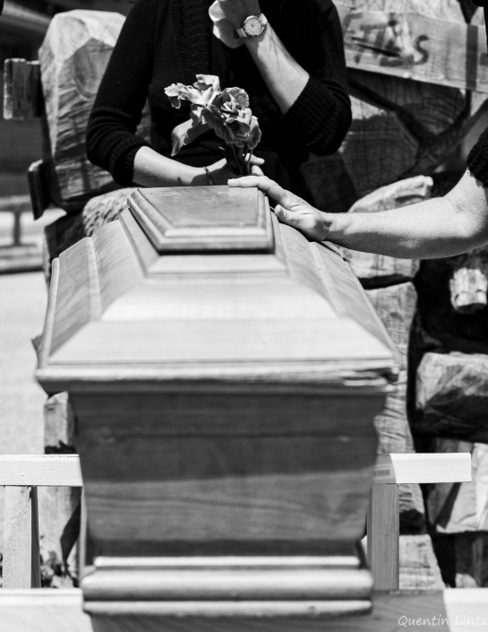 recueillement devant cercueil
