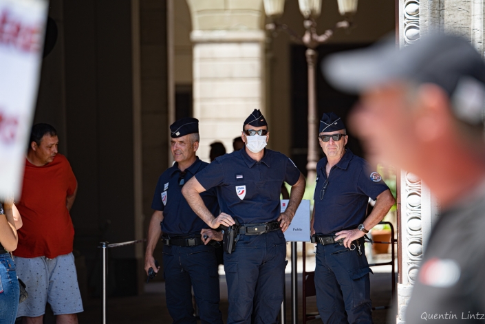 les policers sont à l'entrée du palais de justice