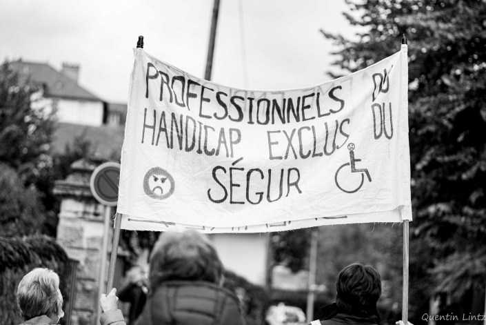 banderole "professionnels du hendicap exclus du ségure"
